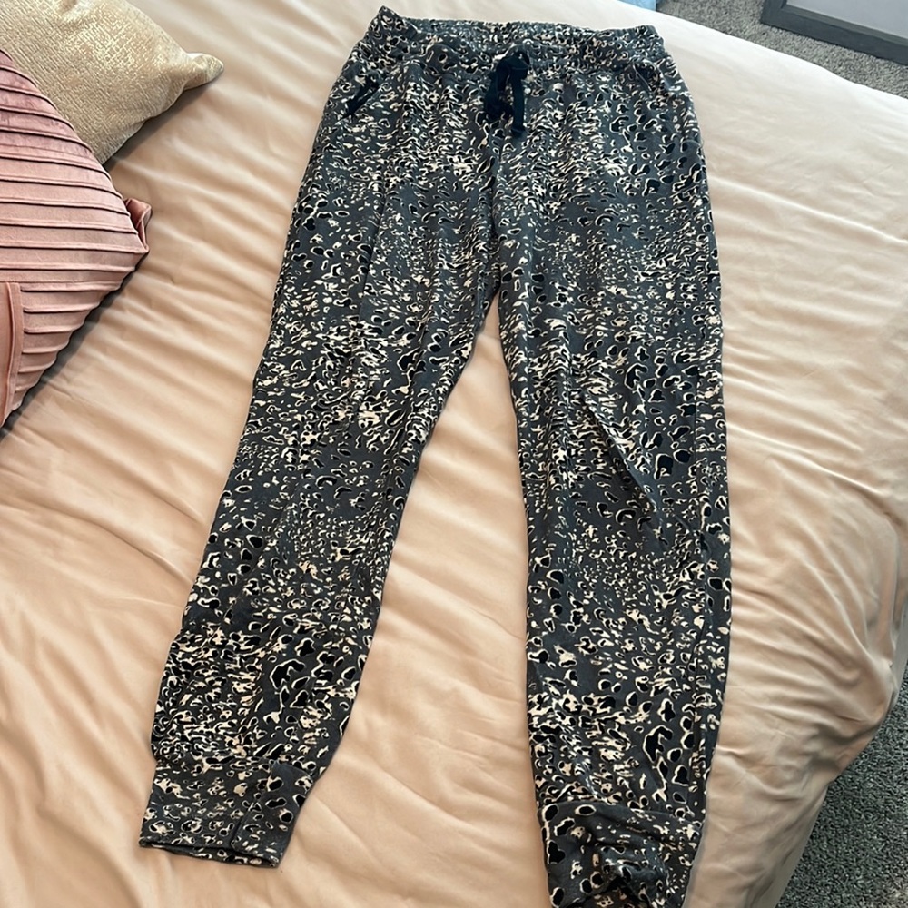 Sundry “Leopard Pocket Jogger” in a size 2 (medium)